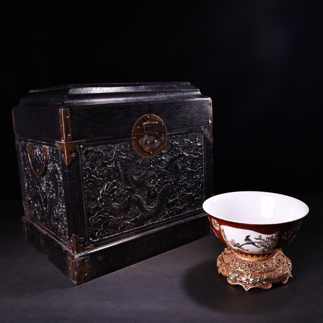 Qing Dynasty sterling silver filigree gilt base hand-painted pastel enamel bowl: Qing Dynasty sterling silver filigree gilt base hand-painted pastel enamel bowl.With old relief ebony box, exquisite painting and exquisite shape.