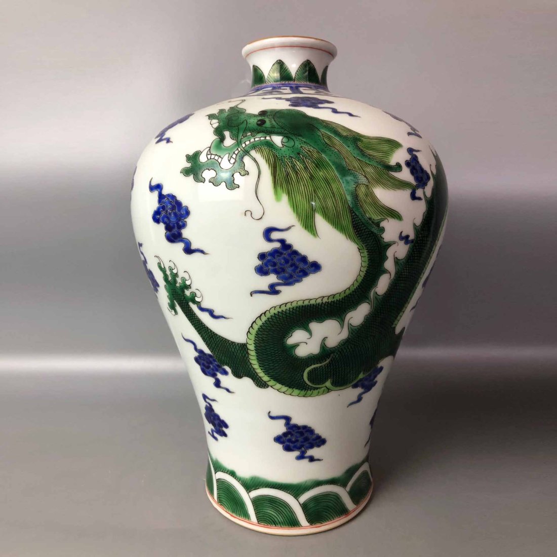 A five-color hand-painted plum vase with dragon pattern made during the Qianlong period of the Qing: A five-color hand-painted plum vase with dragon pattern made during the Qianlong period of the Qing Dynasty.Items are brightly colored and beautifully patterned. Great culturalatmosphere.