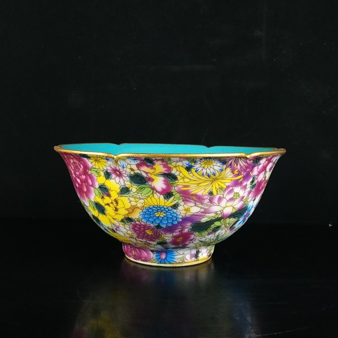 Qing Dynasty Yongzheng pastel gold bowl with thousands of flowers: Qing Dynasty Yongzheng pastel gold bowl with thousands of flowers Items are brightly colored and beautifully patterned. Great culturalatmosphere
