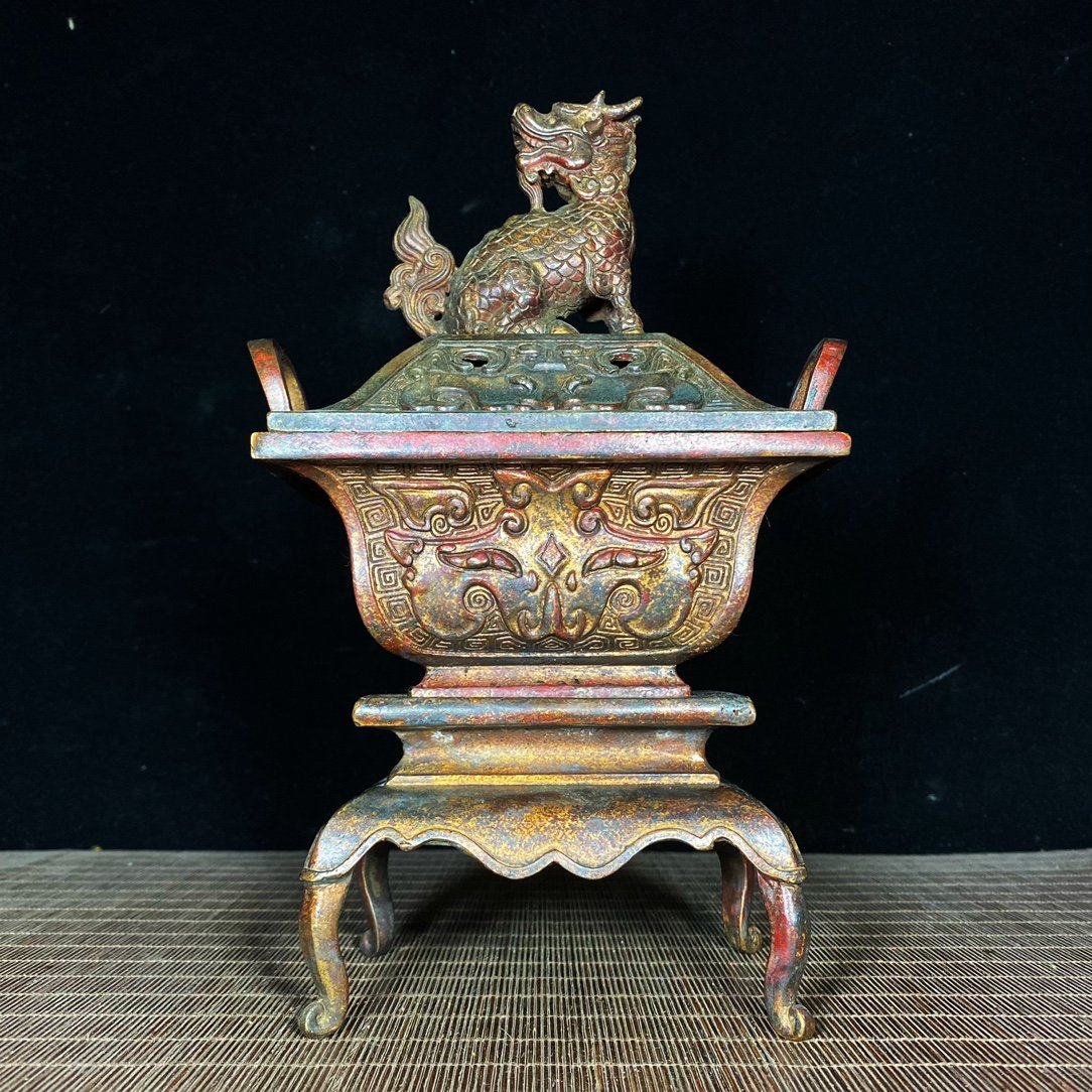 Old bronze clay gold cauldron style three-body animal-faced unicorn offering auspicious incense burn: Old bronze clay gold cauldron style three-body animal-faced unicorn offering auspicious incense burnerThe item is exquisitely carved and well preserved. Good quality, round and shiny, with cultural fl