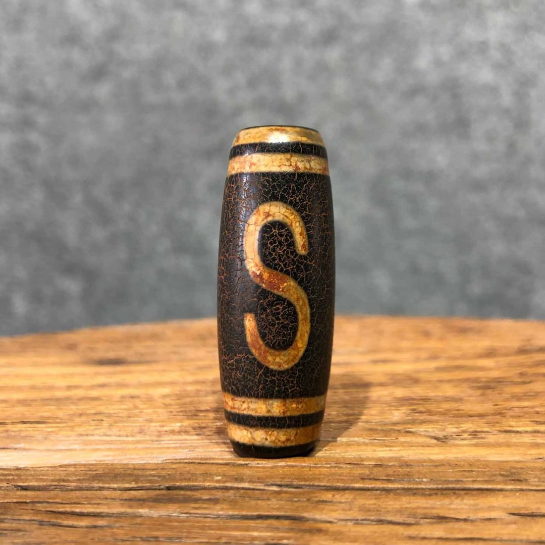 Tibetan Old Dzi Beads: Tibetan Old Dzi Beads The natural texture is clear and natural, the colors are layered, and the patina is seasoned. It is a great collection.