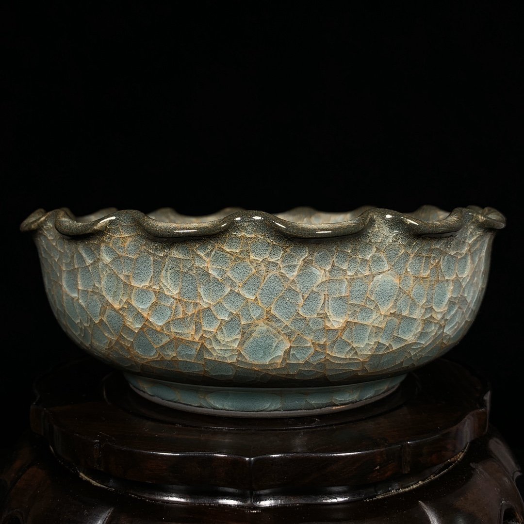 Song Dynasty Guan kiln ice crackle flower mouth brush washer: Song Dynasty Guan kiln ice crackle flower mouth brush washer