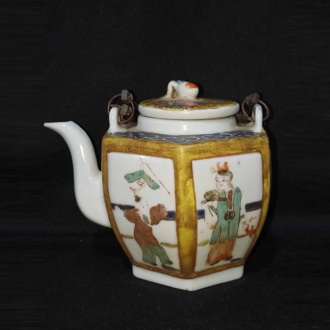 Qing Dynasty Tongzhi pastel figure pattern six-sided teapot: Qing Dynasty Tongzhi pastel figure pattern six-sided teapot Items are brightly colored and beautifully patterned. Great
