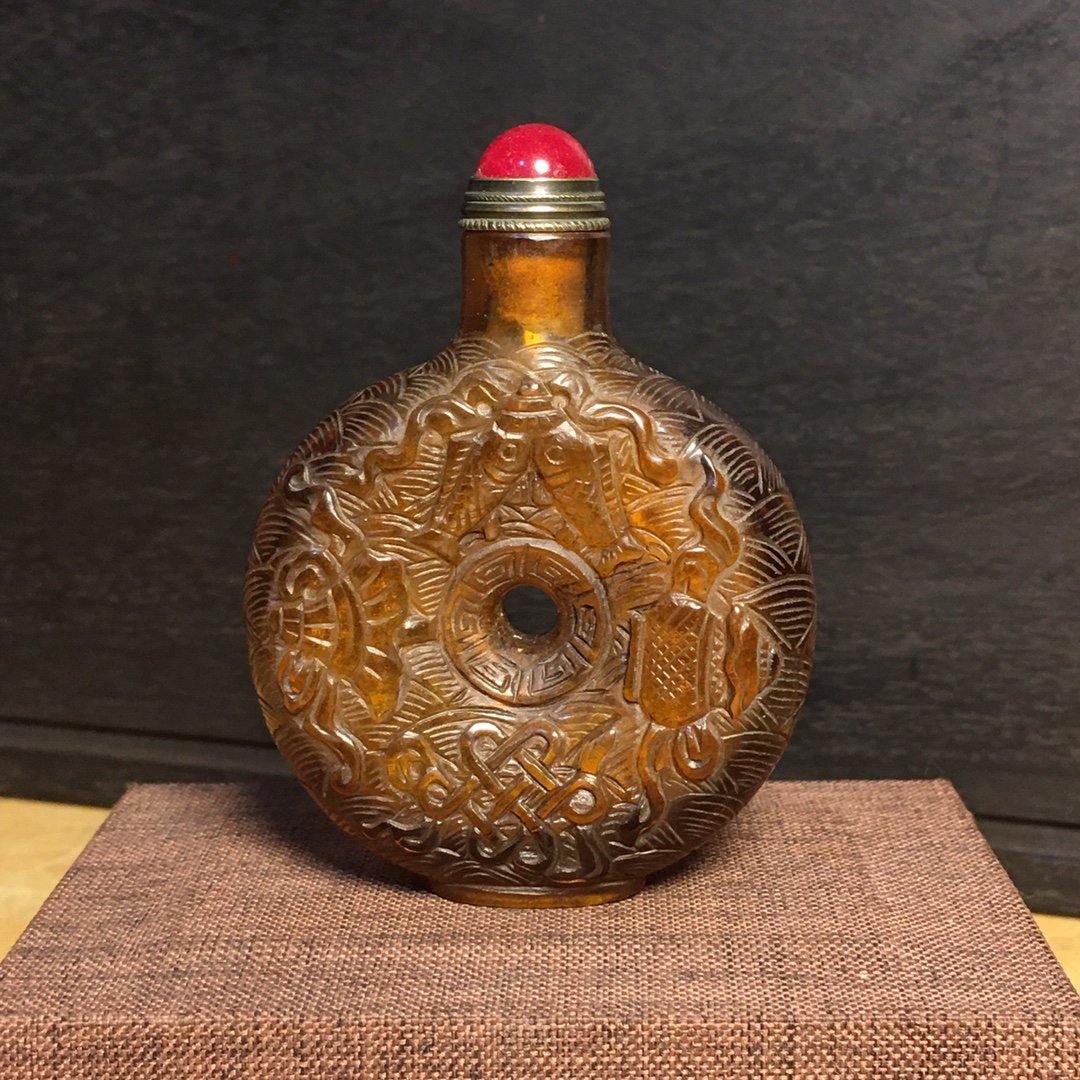 Glaze carved snuff bottle: Glaze carved snuff bottle The items are perfect, the pulp is old-fashioned, and the cultural atmosphere is strong