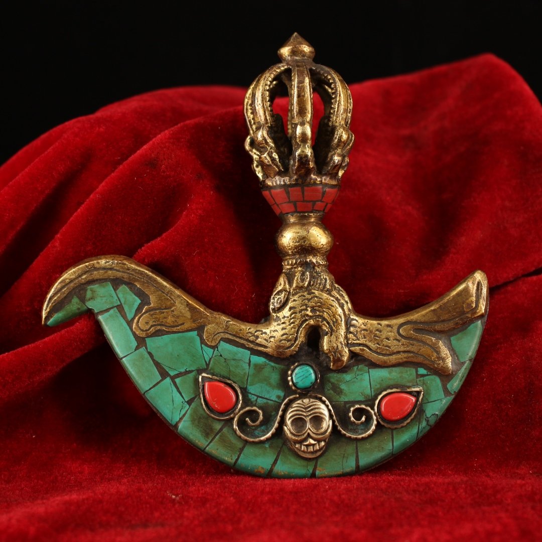 Old pure copper handmade inlaid gemstone Dorje Vajra Ax instrument: Old pure copper handmade inlaid gemstone Dorje Vajra Ax instrument The item is exquisitely carved and well preserved. Good quality, round and shiny, with cultural flavor.