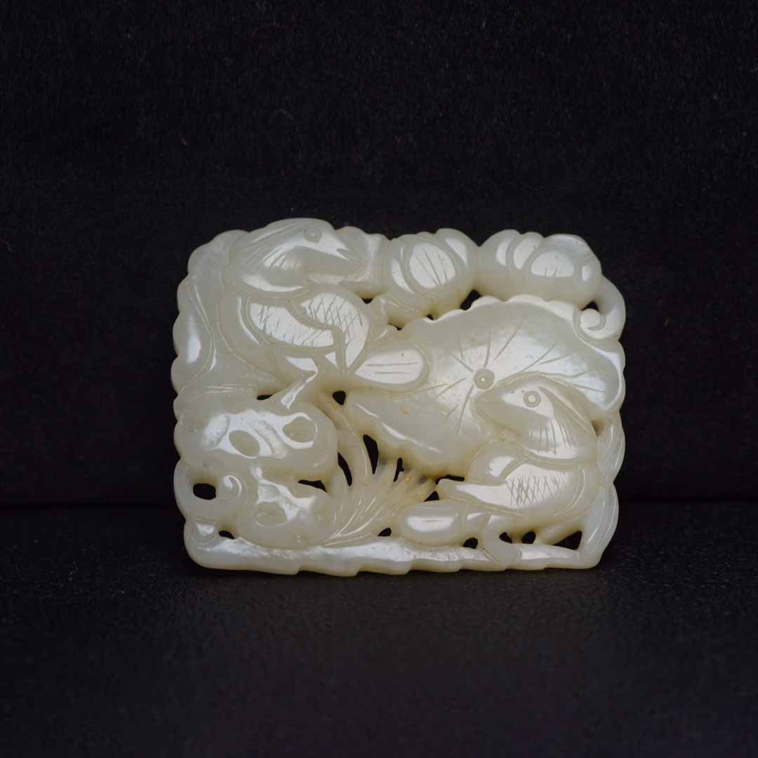 Hetian jade brand: Hetian jade brand The jade quality is delicate and warm, the shape is exquisite and generous, the carving is exquisite, and the pulp is simple and natural. It has important historical and cultural con