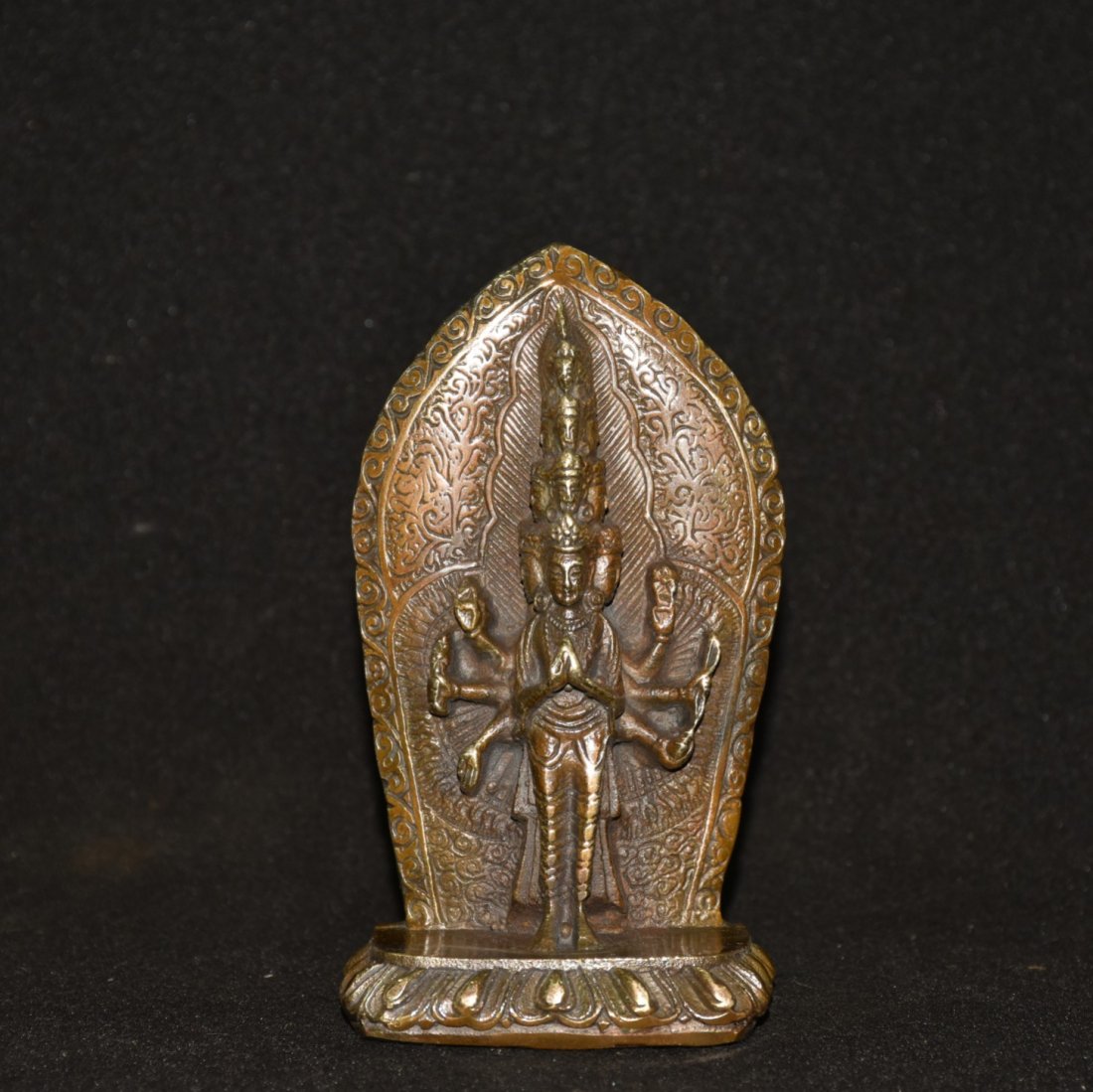 Pure copper imitation red copper station Thousand-Hand Guanyin ornaments: Pure copper imitation red copper station Thousand-Hand Guanyin ornaments The items are perfect, the pulp is old-fashioned, and the cultural atmosphere is strong