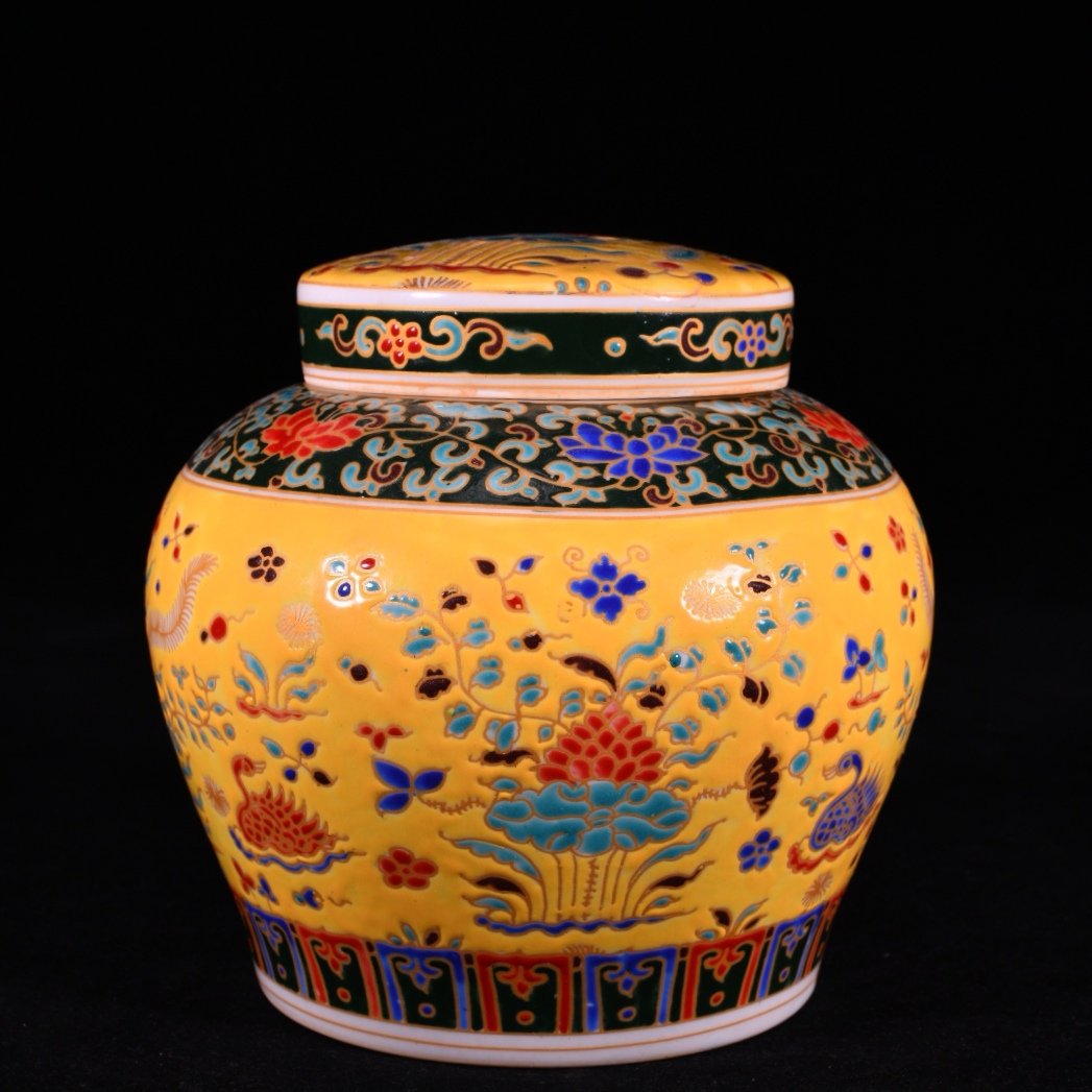 Ming Dynasty imperial jar with a yellow bottom and a mandarin duck playing with lotus patte lid: Ming Dynasty Chenghua imperial jar with a yellow bottom and a mandarin duck playing with lotus pattern lid Items are brightly colored and beautifully patterned. Great culturalatmosphere.