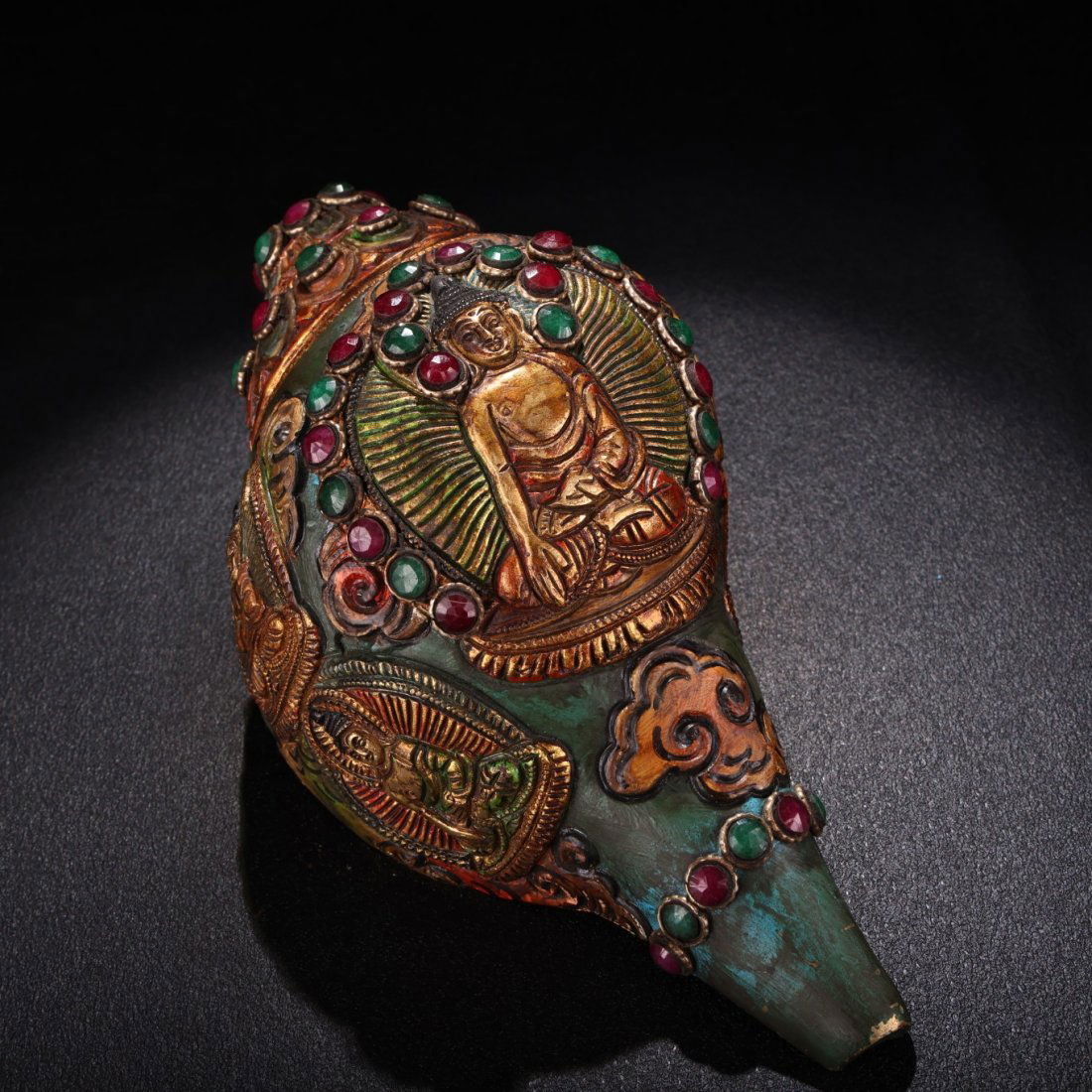 Pure copper relief inlaid with precious stones, painted gold and Tibetan Tantric conch instrument: Pure copper relief inlaid with precious stones, painted gold and Tibetan Tantric conch instrument The snail used to ward off evil spirits in the house is well preserved, has exquisite workmanship and