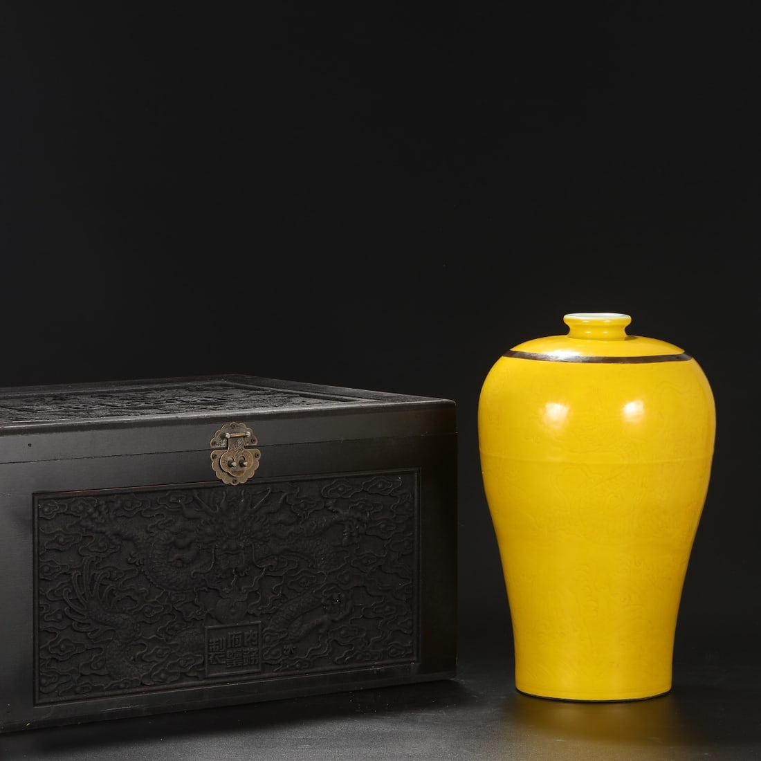 A large plum vase with yellow glaze and silver rim, with a carved sea dragon pattern, Xuande Period,: A large plum vase with yellow glaze and silver rim, with a carved sea dragon pattern, Xuande Period, Ming Dynasty Items are brightly colored and beautifully patterned. Great culturalatmosphere.