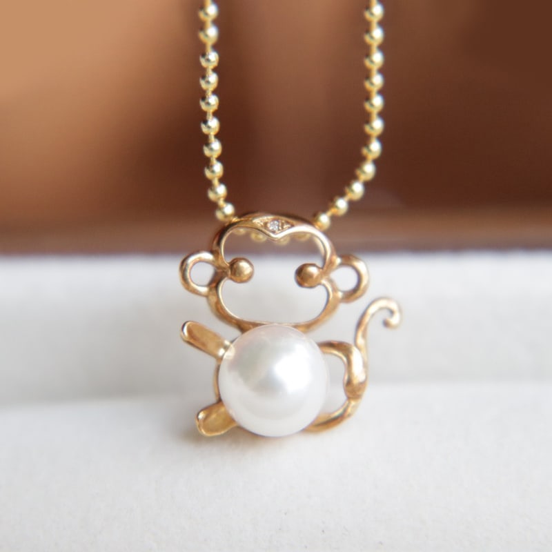 18k gold Japanese Akoya seawater pearl little monkey diamond necklace: 18k gold Japanese Akoya seawater pearl little monkey diamond necklace, perfect round strong light 7.5-8mm