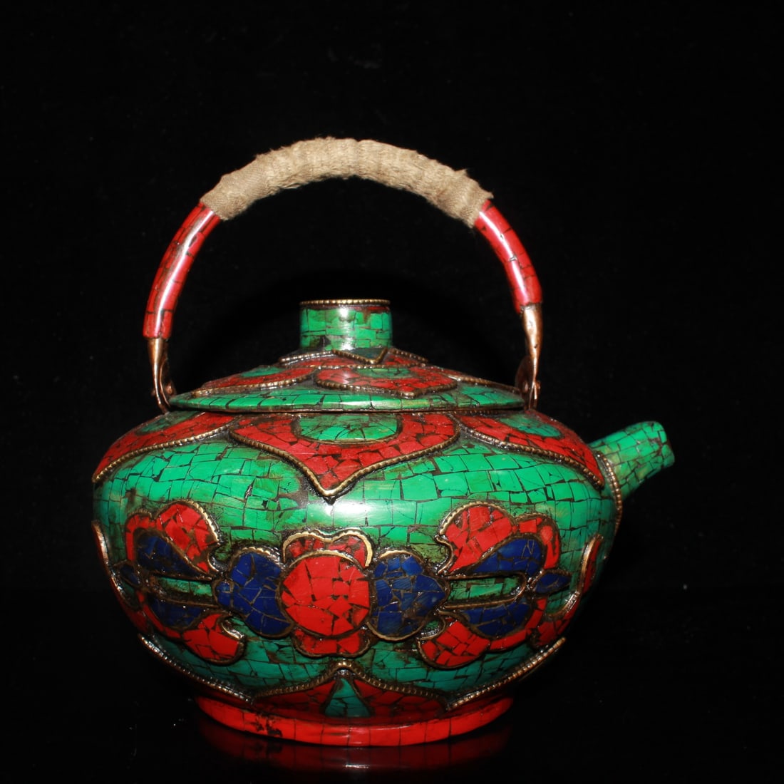 Nepalese copper inlaid with green pine and red pine gemstone handle wine flask ornament: Nepalese copper inlaid with green pine and red pine gemstone handle wine jug ornaments, fine workmanship, appearance as shown in the picture Dimensions: length 16 cm width 14 cm height 16 cm weight 44