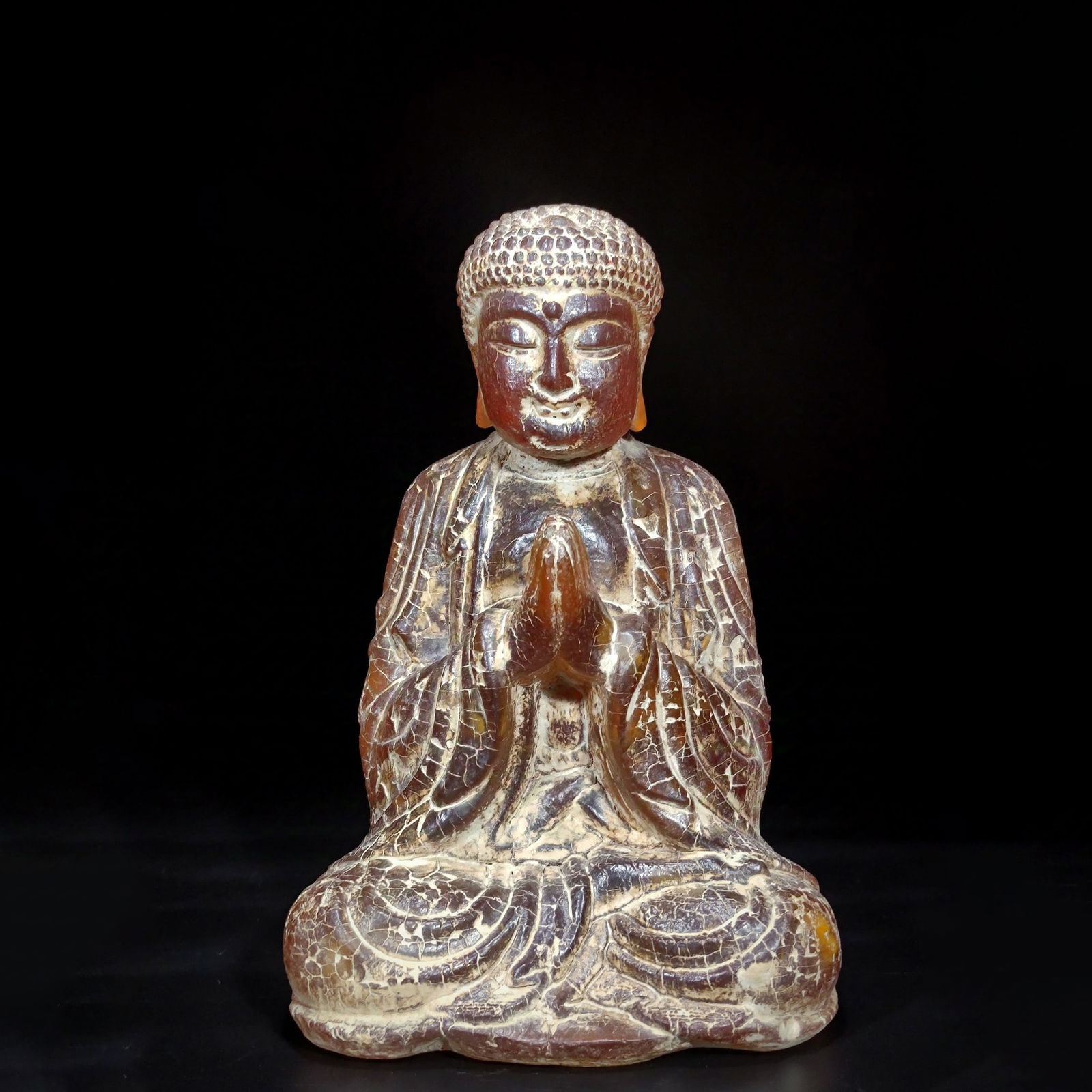 A Qing Dynasty-style amber Buddha statue: A Qing Dynasty style amber Buddha statue, yellow amber Buddha statue, beautifully carved, transparent under light