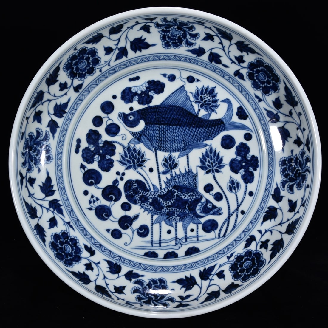Ming Dynasty style blue-and-white fish and waterweed pattern plate: Yuan Dynasty style blue-and-white fish scale pattern plate, 6.5 cm high, 32 cm in diameter