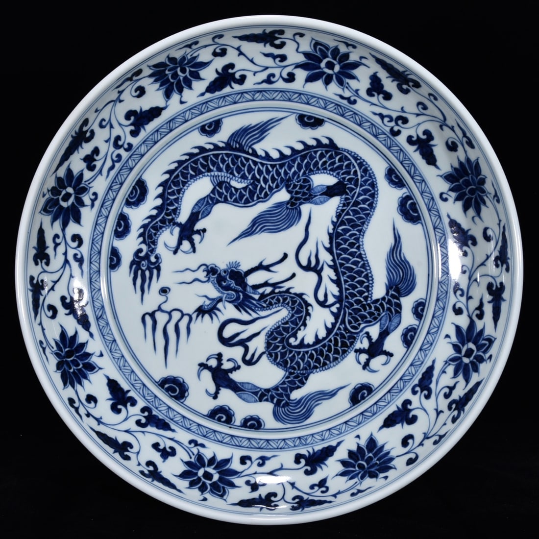 Ming Dynasty Style Blue and White Dragon Pattern Plate: Yuan dynasty style blue and white dragon pattern plate, height 6.5 centimeters, diameter 32 centimeters