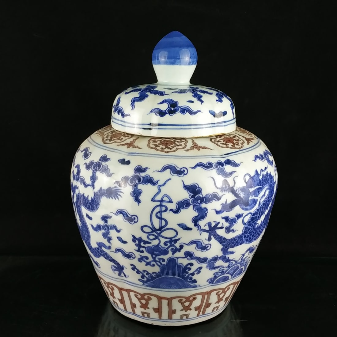Ming Jiajing-style blue and white underglaze red dragon pattern covered jar: Ming Jiajing style blue and white underglaze red hand-painted dragon pattern covered jar, 31x21 centimeters