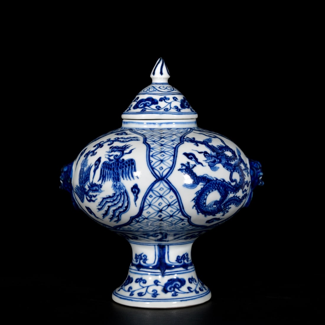 Ming Xuande Style Blue and White Dragon and Phoenix Pattern Jar: Ming Xuande style blue and white dragon and phoenix pattern jar, 22x18 centimeters
