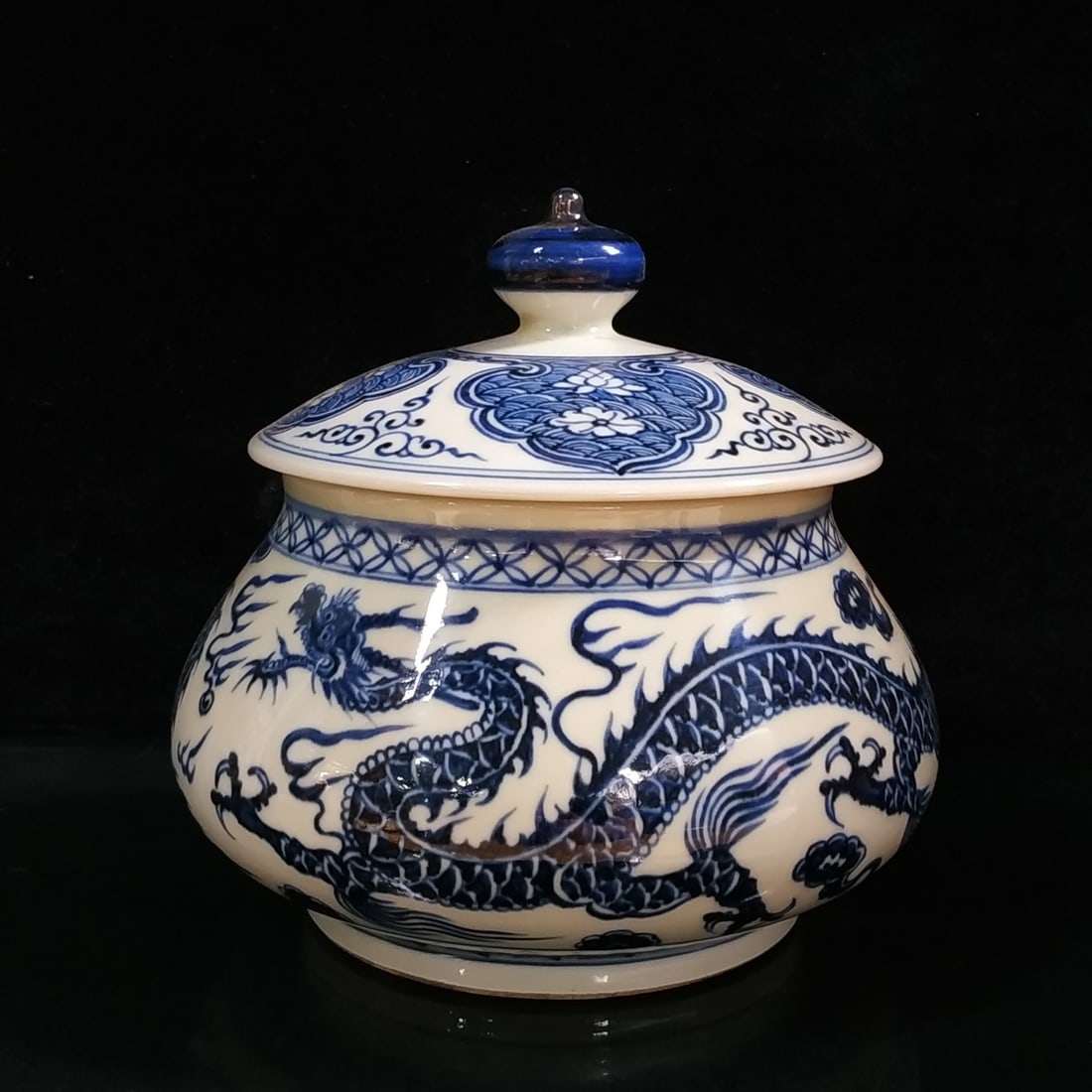 Yuan Dynasty Style Blue-and-White Hand-Painted Dragon Lid Jar: Yuan Dynasty style blue and white hand-painted dragon covered jar, height 7 width 15 centimeters