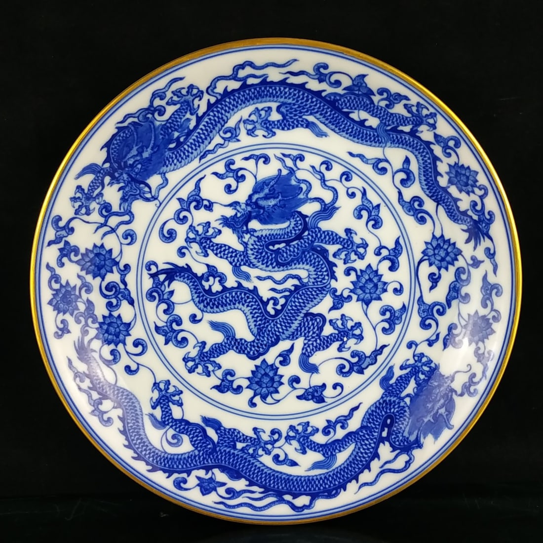 Qing Yongzheng Style Blue and White Hand-Painted Dragon Plate: Qing Yongzheng style blue and white hand-painted dragon plate, 3x20 centimeters