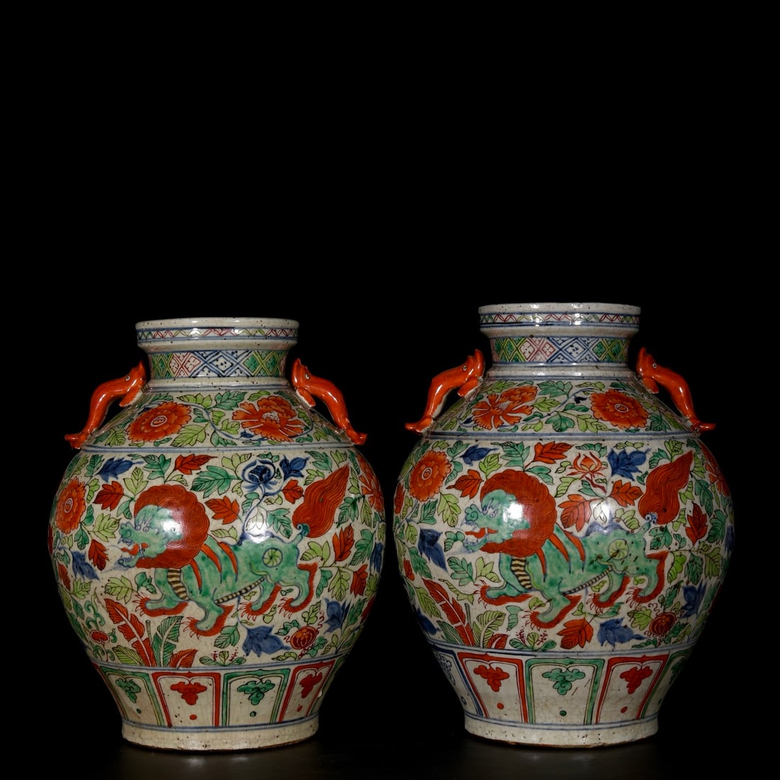 A pair of Yuan dynasty style five-colored cracked lion peony pattern double-eared vases: A pair of Yuan dynasty style five-color crackle lion peony pattern double-ear jars, 38x32 centimeters