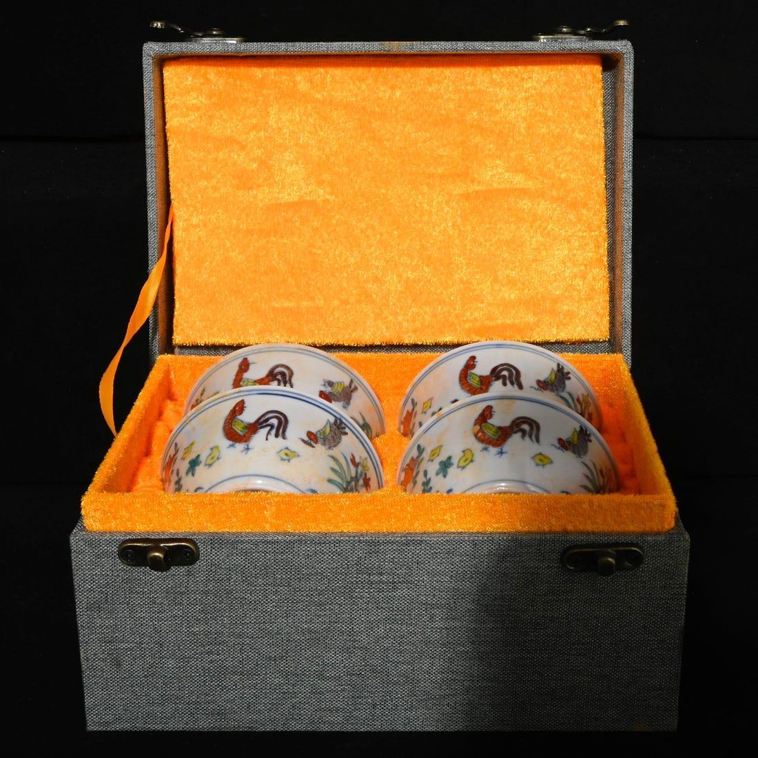 A set of four Ming Dynasty Chenghua period chicken basin cups with the pattern of the four heavenly: A set of four large Ming Dynasty Chenghua year-marked 'Wan' character famille-rose 'Four Heavenly Kings' chicken bowl cups, each 3.8 x 8.5 centimeters in size