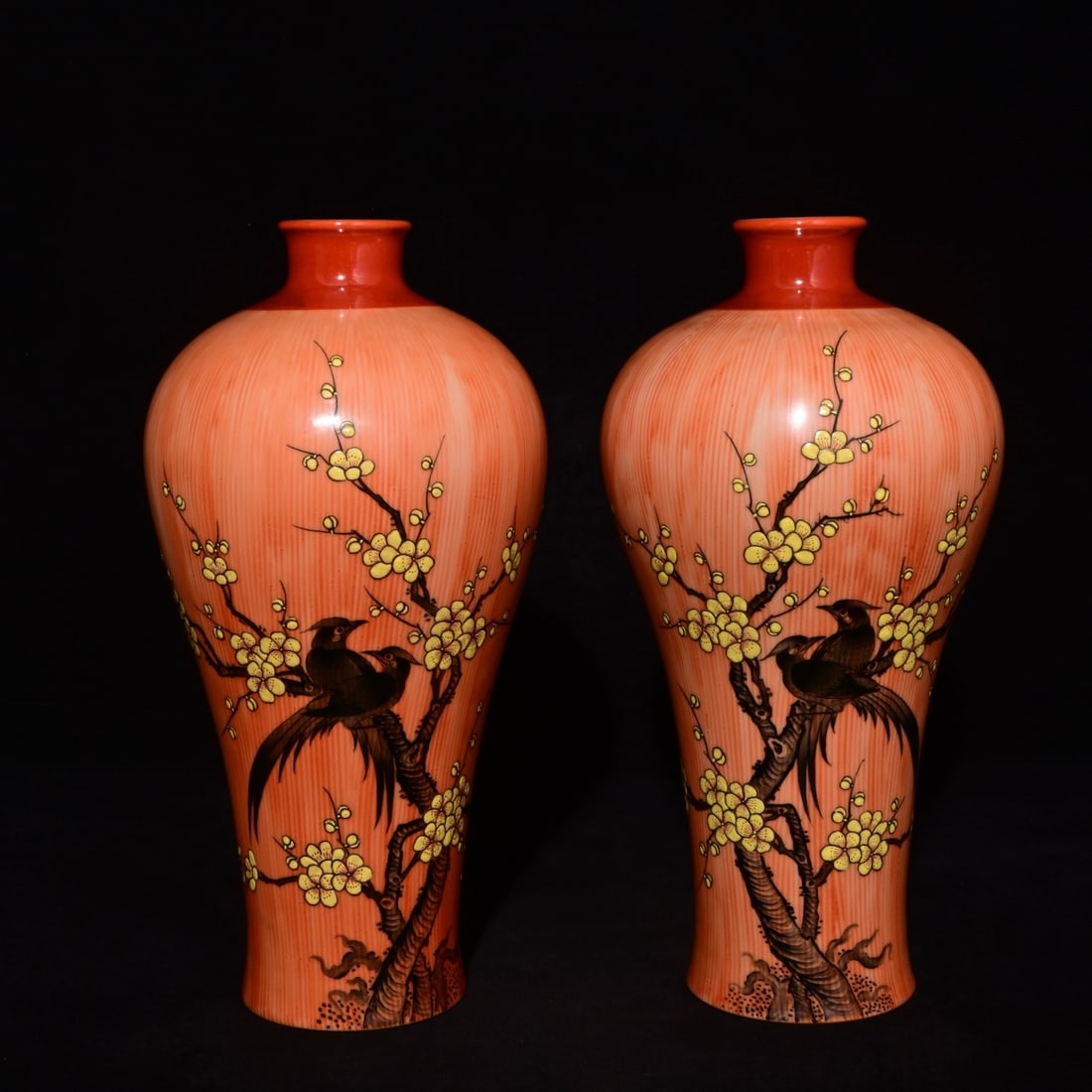 Qing Qianlong Style Wood Grain Flower Bird Mei Bottle: Qing Dynasty Qianlong style wood grain flower bird plum vase, height 24.5x12 centimeters