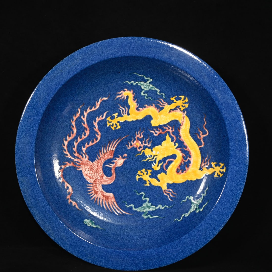 A plate for appreciating the snowflake-blue overglaze dragon and phoenix pattern in the style of the (1 of 9)