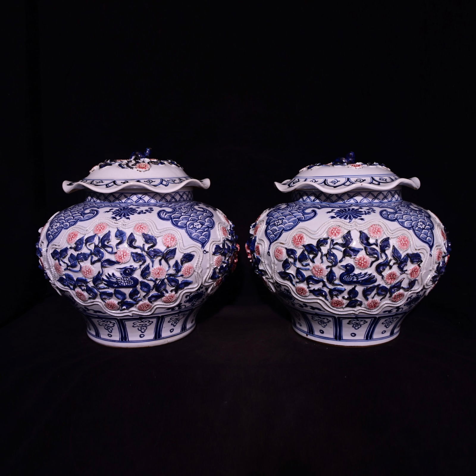 Yuan Chengjisihan Style Blue and White Porcelain Lotus Leaf Cover Pot: Yuan Chenggis Khan-style blue and white porcelain underglaze red lotus petal covered pot, height 35x35 centimeters