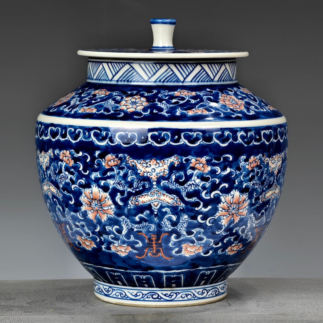 Qing Dynasty Qianlong style blue and white porcelain with red underglaze, retained white,: Qing Dynasty Qianlong style blue and white porcelain with red underglaze, white reserved, interlocking lotus design tea canister, height 25.5cm width 22cm