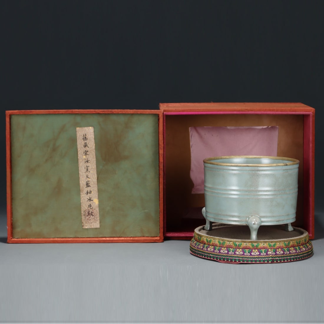 Northern Song Dynasty style Ru Kiln sky blue glaze with gold rimmed three-legged spiral pattern zun: A Song Dynasty Ru ware celadon-glazed vase with gold-plated clasps and three legs decorated with spiral patterns. Dimensions: Height: 12 cm; Diameter: 15.3 cm.