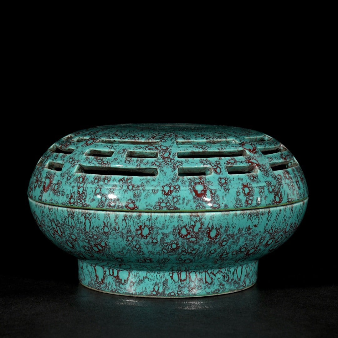 Qing Qianlong style Lu Jun glaze eight trigrams hollow incense burner: Qing Dynasty Qianlong style Lu Jun glaze octagon-shaped hollow incense burner, 9x15 centimeters