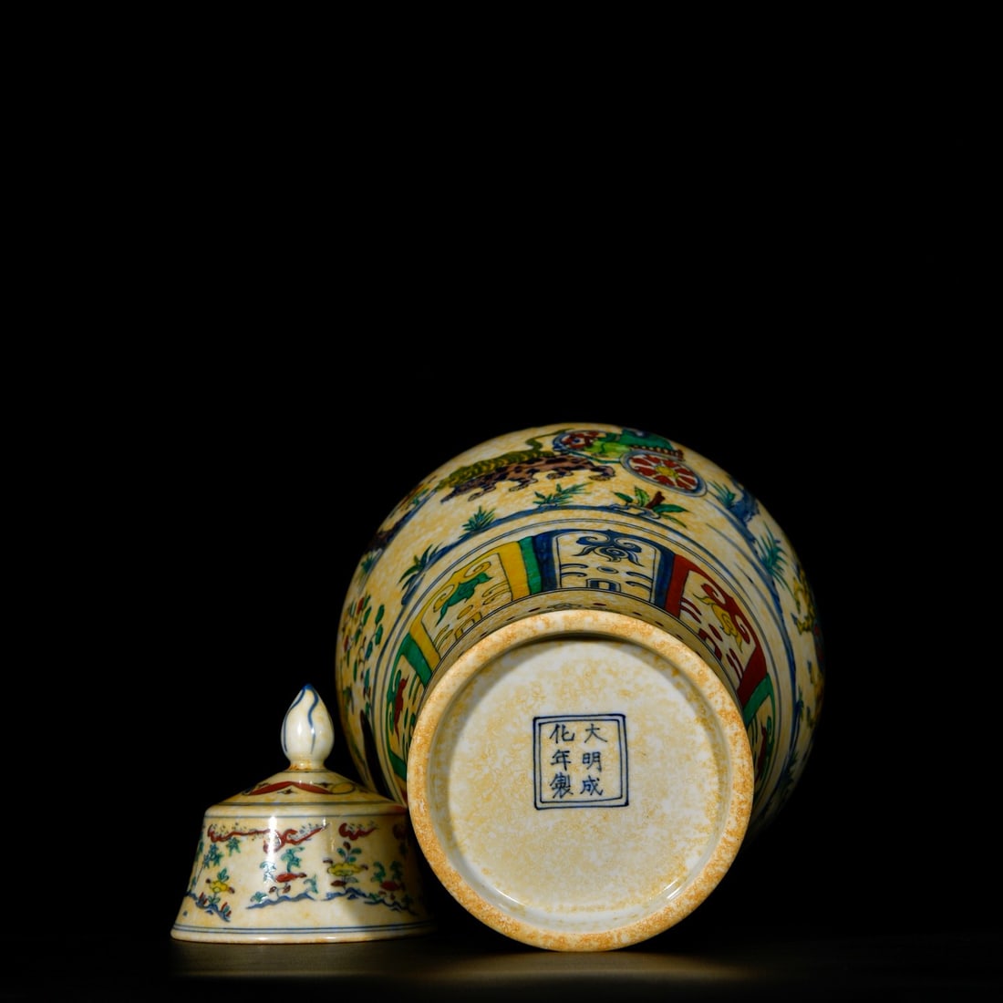 A pair of meiping vases with underglaze polychrome featuring the story of Guiguxiaoshan from the - 9