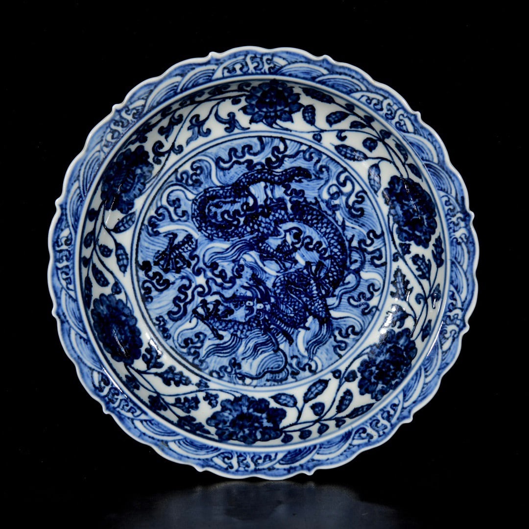 Ming Xuande-style blue and white intertwined floral dragon pattern border plate: Ming Xuande style blue and white floral dragon pattern border plate, 5x22 centimeters