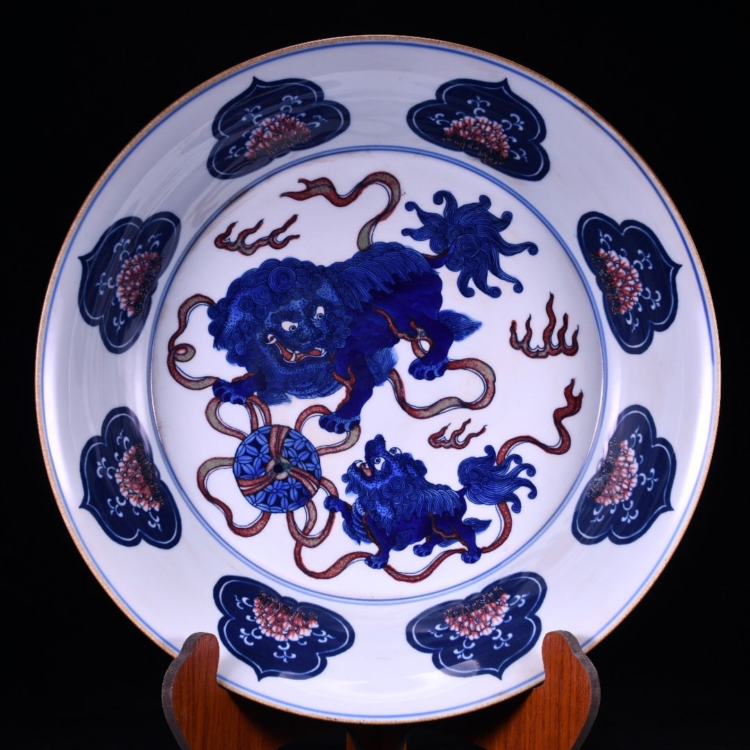 Qing Kangxi style blue and white glaze with underglaze red 'Everything Auspicious' snowflake basket: Qing Kangxi style blue and white underglaze red 'Everything Auspicious' snowflake basket glaze open mouth plate specification 10.2x44.5 cm