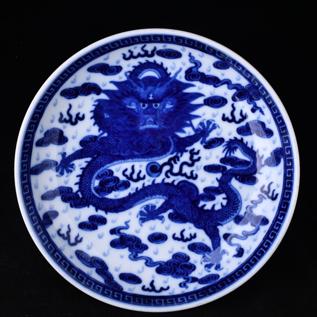 Qing Dynasty Kangxi Period, made by Zhonghe Hall, blue and white dragon pattern open mouth plate: Made by Zhonghe Hall during the Xinhai year of Emperor Kangxi, a blue and white open mouth plate with cloud dragon pattern, size 6.5x30.4 centimeters