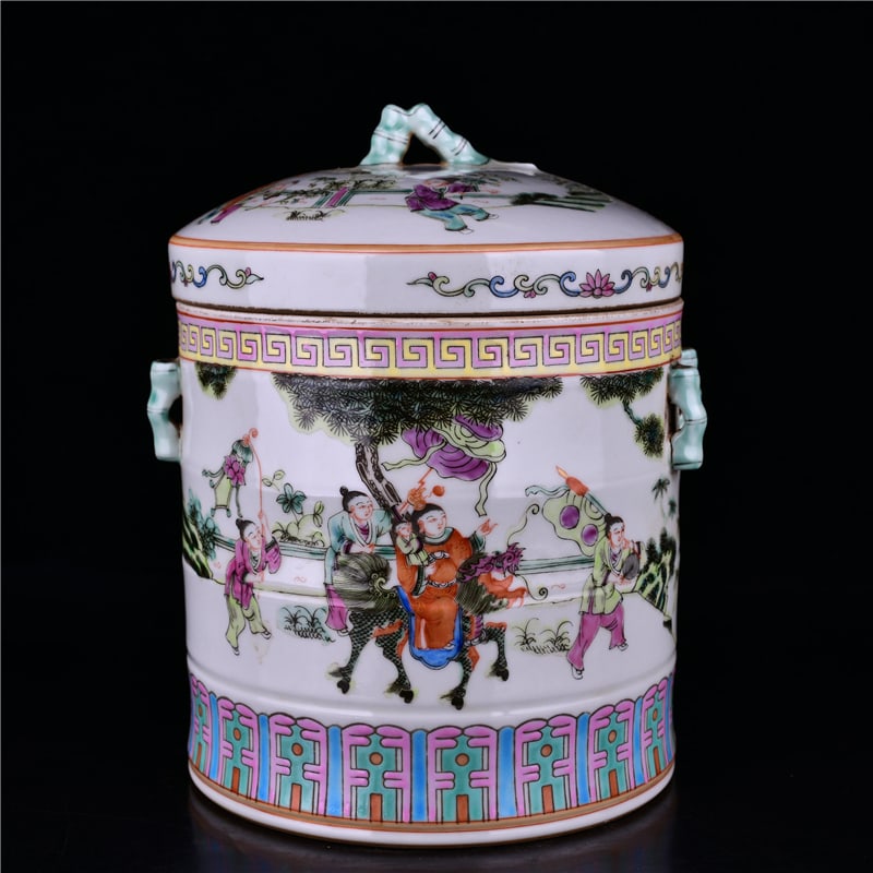 A Qing Dynasty Tongzhi period (1866-1865) style famille rose gilt-decorated jar with a bamboo-shaped: A famille rose jar with gilt decorations from the Tongzhi period of the Qing Dynasty (1862-1874), featuring a bamboo-shaped lid and a depiction of a child riding a qilin (a mythical creature). Dimensi