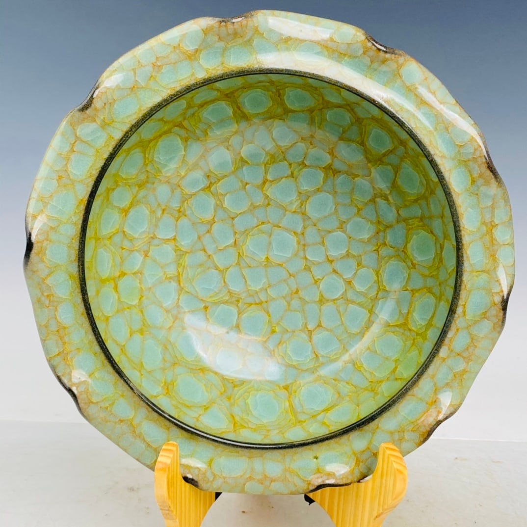 Imperial Porcelain Inkstone with Inscriptions: Imperial porcelain water dropper with inscription, height 9 cm, diameter 23 cm