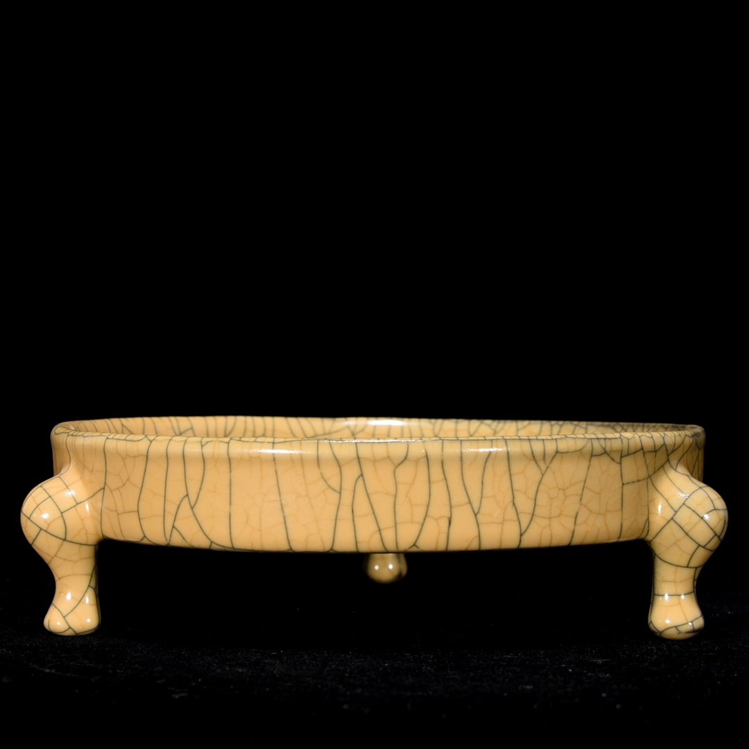 Song Dynasty style Ge Kiln three-legged inkstone: Song Dynasty style Ge Kiln three-legged ink wash, height 5.5 cm, diameter 20 cm