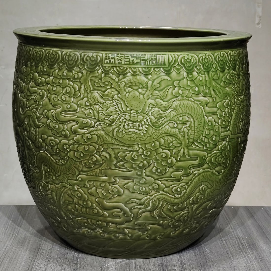 Qing Dynasty Qianlong style flat-rimmed, carved dragon large scroll pot: Qing Dynasty Qianlong style, exquisitely crafted celadon porcelain jar with a hidden dragon design and cloud patterns, height 50.5cm width 56cm