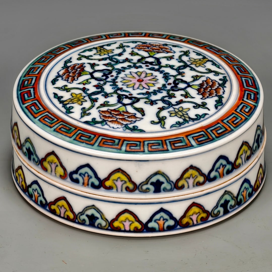 Qing Dynasty Qianlong Style Blue and White Porcelain Inlaid with Peony Flower Pattern Scholar's: Qing Dynasty Qianlong style blue and white overglaze interlocking peony flower design scholar's inkstone box, height 5.5cm width 14.5cm