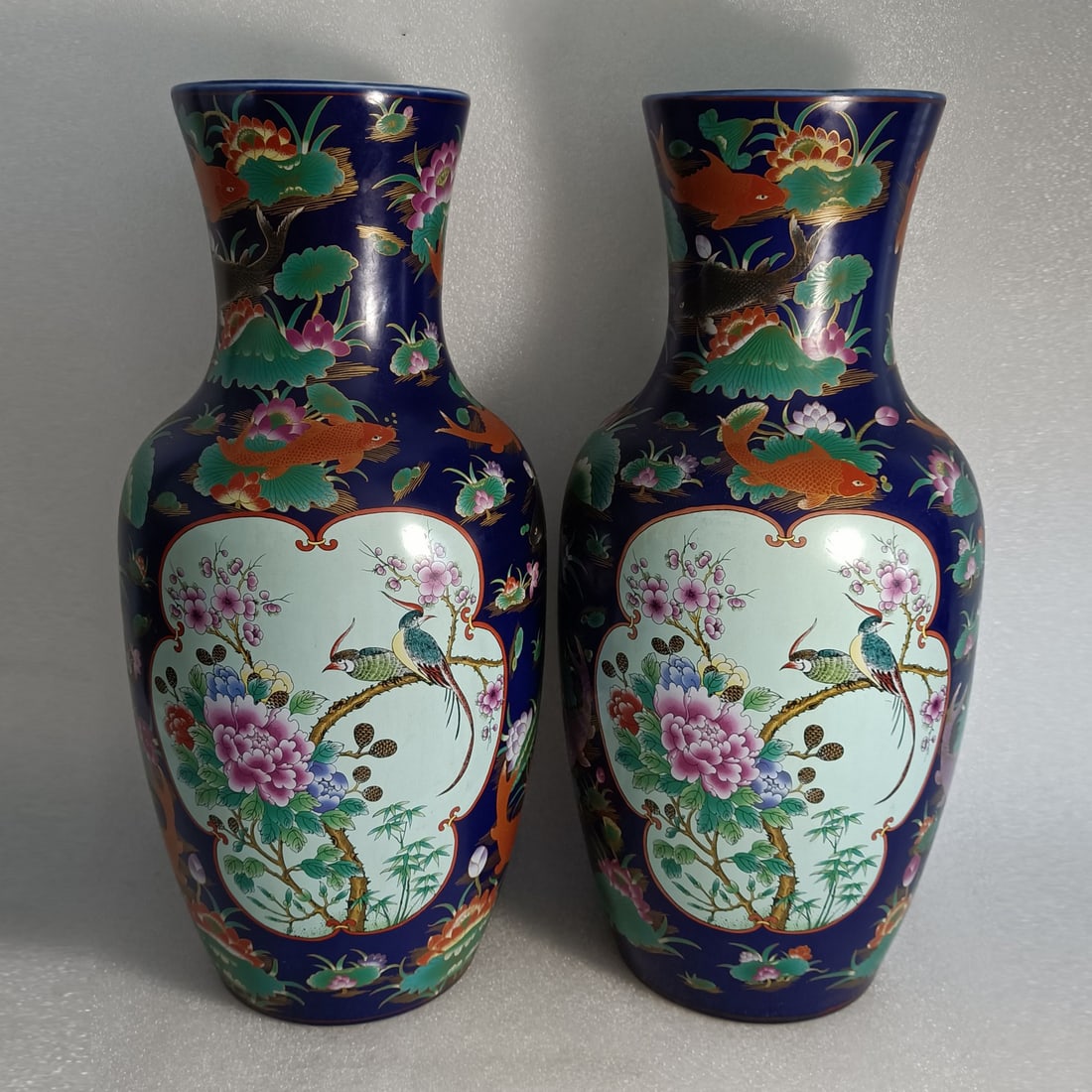 A pair of ancient five-colored openwork bottles: A pair of old five-color openwork bottles, well-preserved with fine craftsmanship, 43cm tall with a mouth diameter of 13 centimeters.