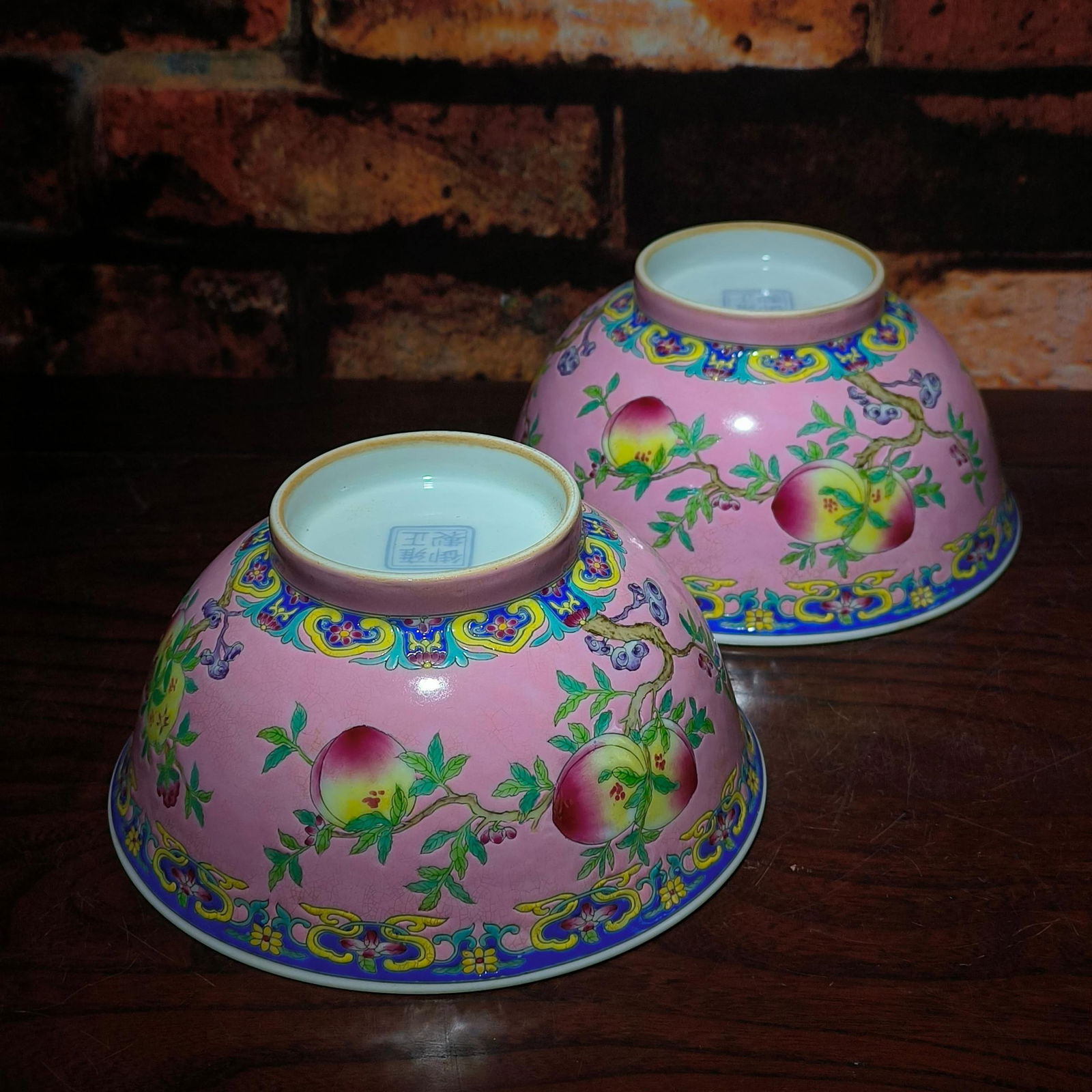 A pair of famille-verte Yongzheng-style bowls with pink ground and three-fruit pattern: A pair of Yongzheng-style enamel porcelain bowls with pink ground and three fruit patterns, diameter 15cm height 7.5cm, glaze thick and rich, paste surrounding, fine crackle