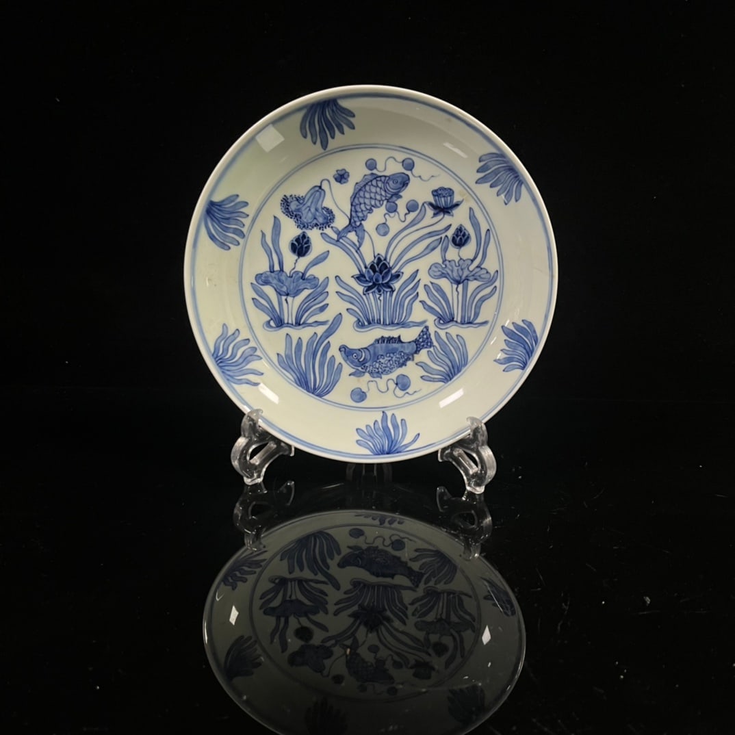 Ming Yongle Period Blue and White Dish with Fish and Lotus Design: Ming Yongle blue and white fish and lotus plate, diameter 22.cm, height 4.5cm