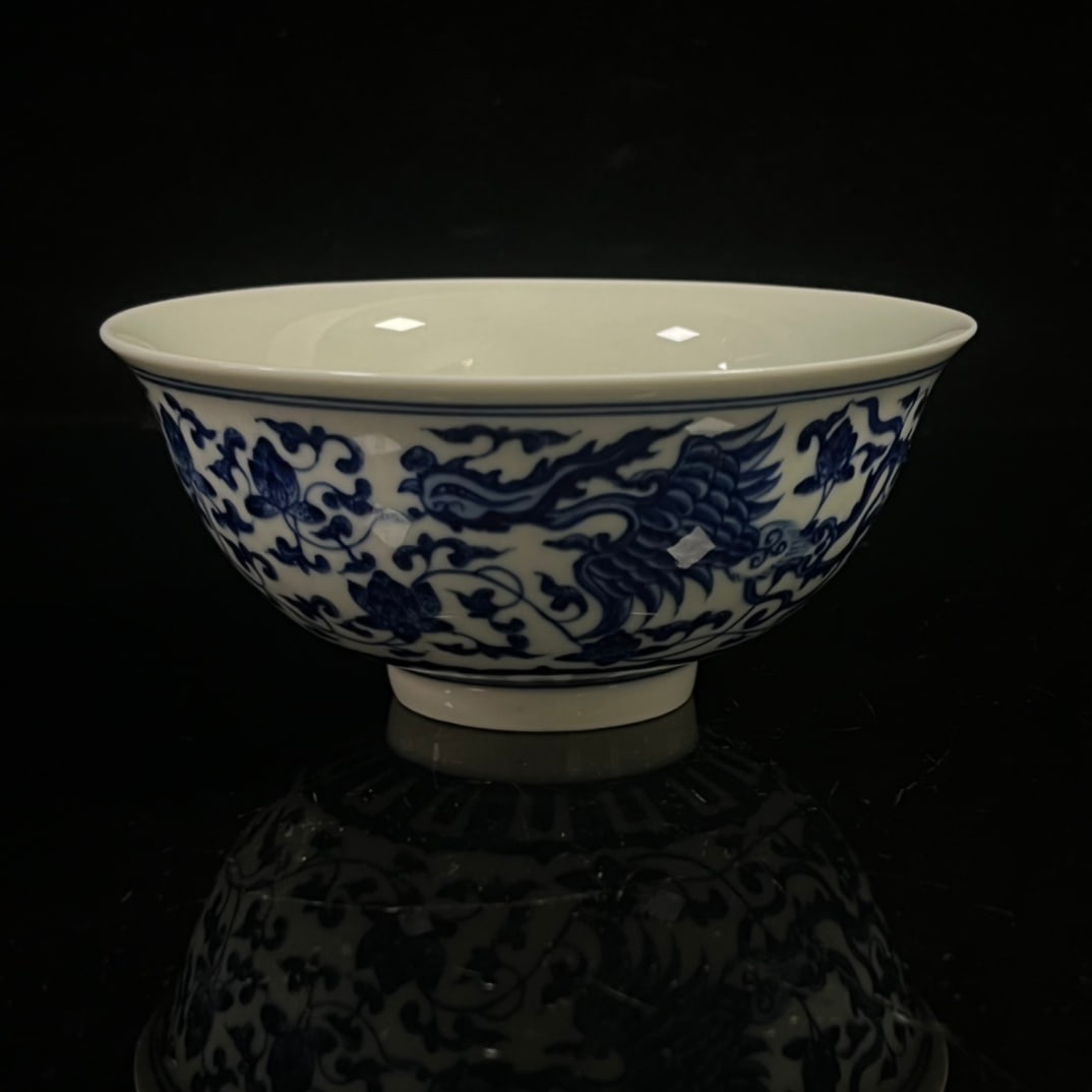 Ming Chenghua blue and white phoenix interlocking lotus pattern bowl: Daming Chenghua blue and white phoenix interlocking lotus design bowl, height 6cm, diameter 13cm