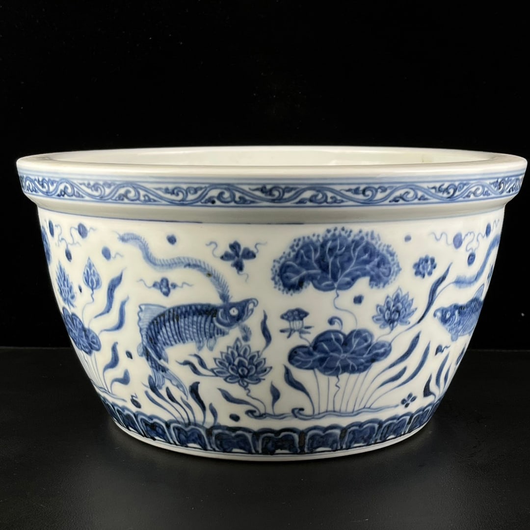Ming Xuande blue and white fish and aquatic plant pattern treasure basin (1 of 9)