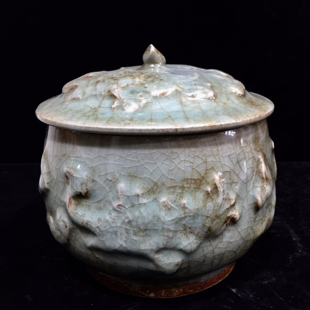 Song Dynasty style Longquan celadon covered jar: Song Dynasty style Longquan celadon covered jar, 13x16 centimeters