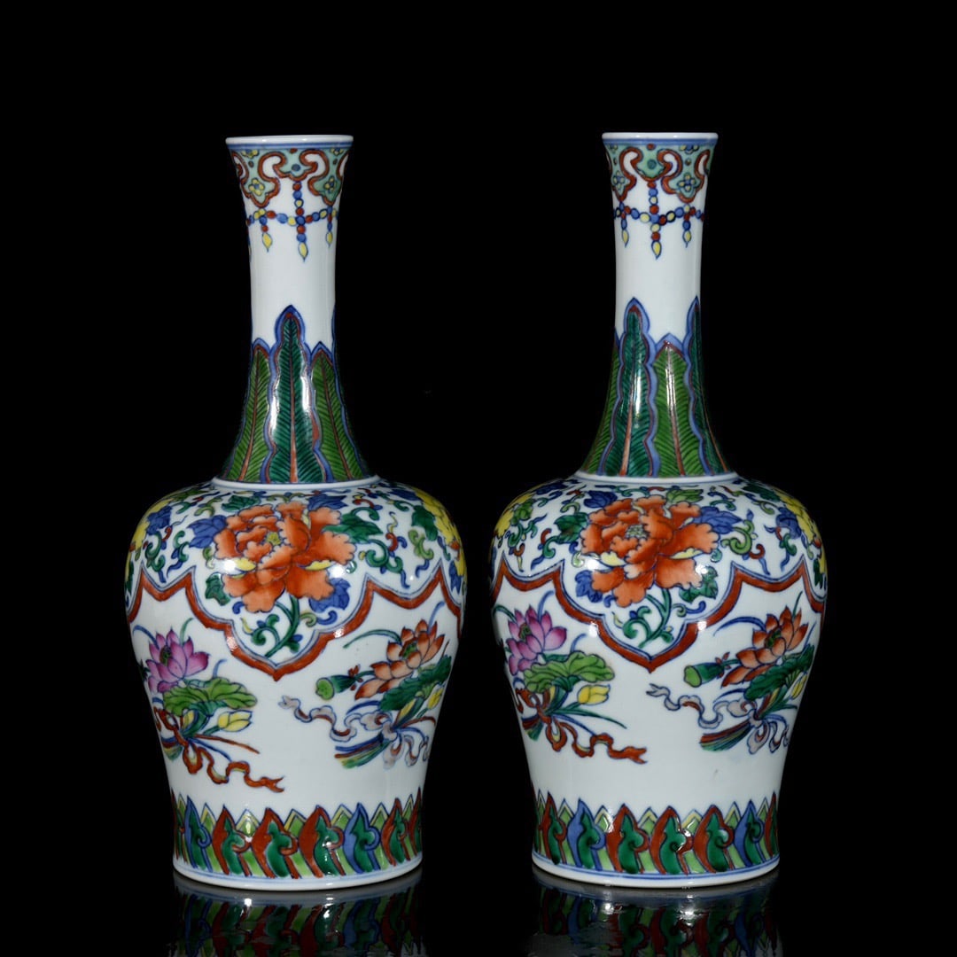 A pair of Qianlong Yongzheng style famille-rose floral pattern jingle vase (1 of 9)