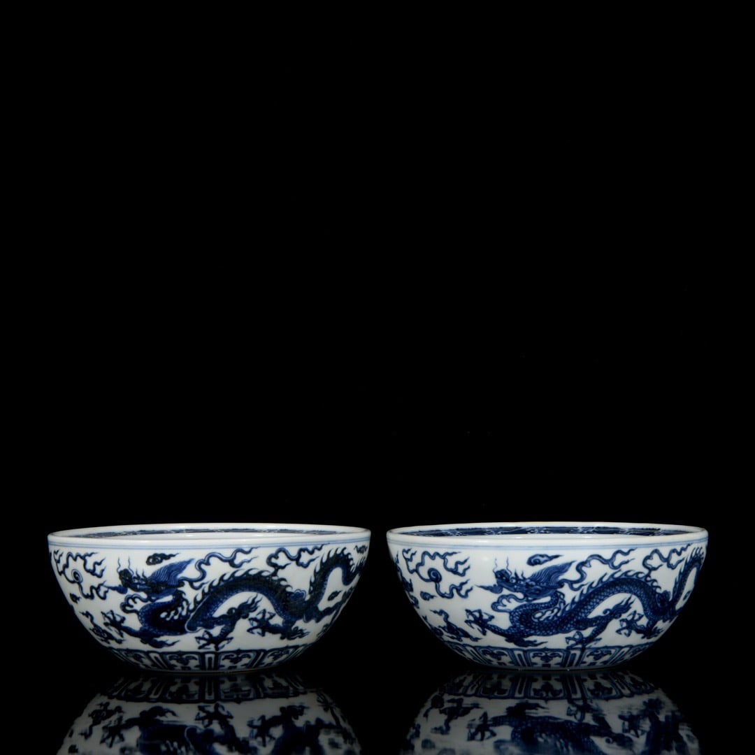 A pair of Ming Xuande style blue and white dragon pattern hand-cupped bowls (1 of 9)