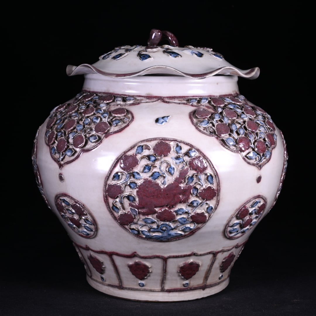 Yuan Dynasty Style Blue and White Glaze with Underglaze Red Lotus Leaf Pot: Yuan Dynasty style blue and white glaze with red underglaze, molded and carved, openwork, intertwined floral design, lion pattern lotus leaf pot, size 36x35 cm
