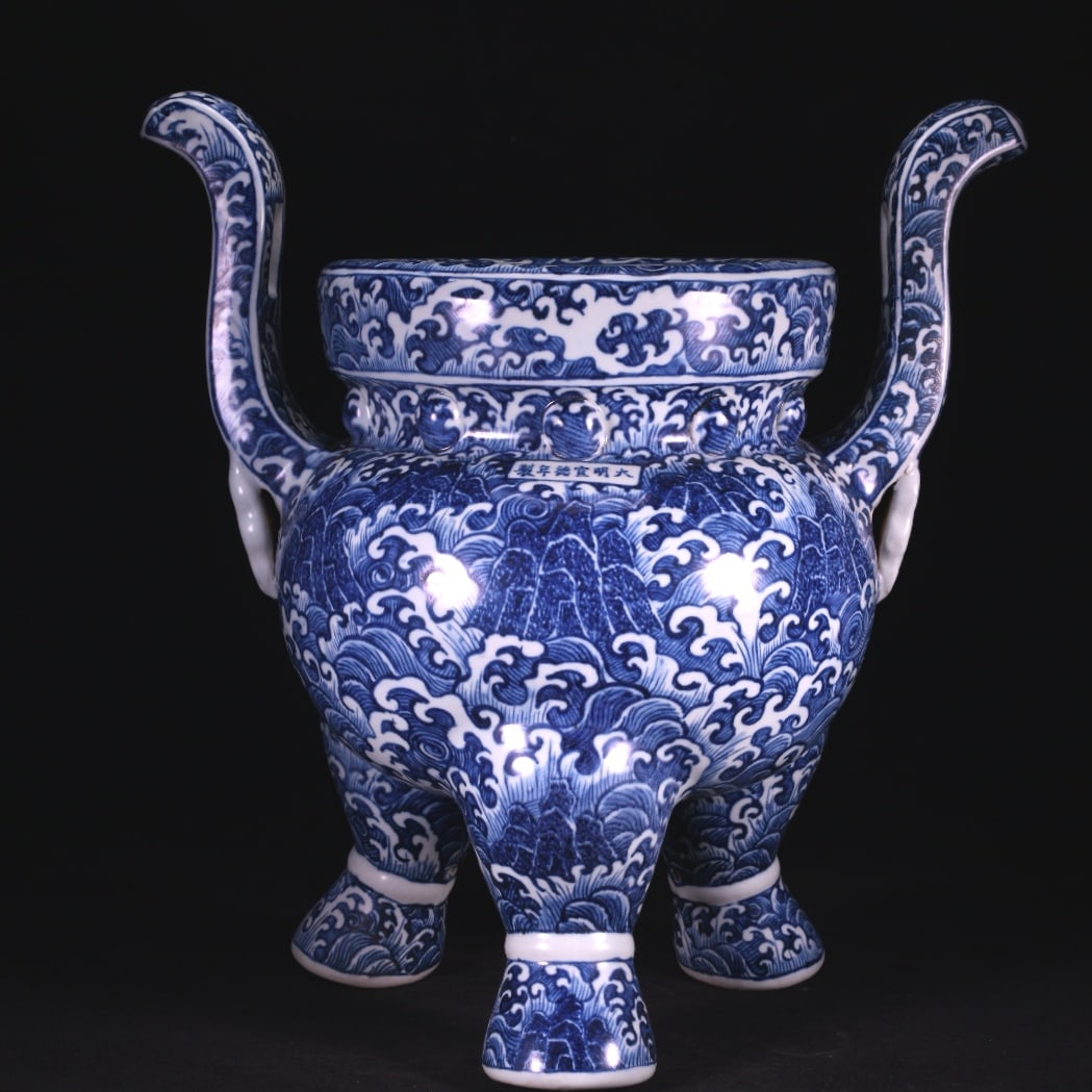 Ming Xuande style blue and white exposed white Shoushan Fu Hai pattern three-legged double-ear: Ming Xuande style blue and white glaze three-legged double-ear censer with longevity mountain and blessed sea pattern, size 49.5x47.5 centimeters
